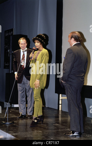 Houston, Whitney, 9.8.1963 - 11.2.2012, US-Sängerin, Schauspielerin, volle Länge, mit Egmont 'Monti' Lueftner und Clive Davis, während der Präsentation ihrer dritten Platte in München, Deutschland, Park Hilton Hotel, 30.10.1990, Stockfoto