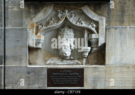 Relief des Heiligen Petrus, dem Schutzpatron von Bremen, von 1480, am Eingang zum Boettcherstrasse, Bremen, Deutschland, Europa Stockfoto