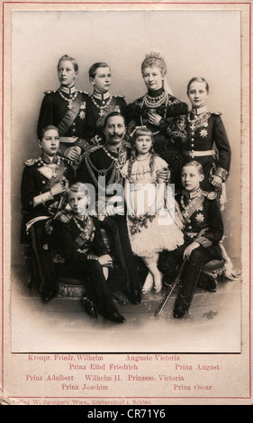 William II., 27.1.1859 - 4.6.1941, deutscher Kaiser 15.6.1888-9.11.1918, mit Familie, Foto-Kompoition, Kabinettskarte, 1900, Stockfoto