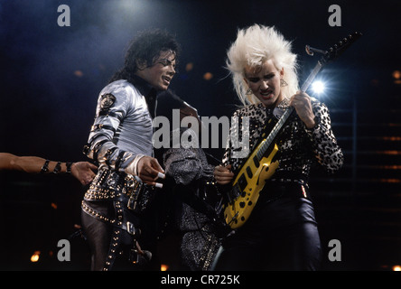 Jackson, Michael, 29.8.1958 - 25.6.2009, US-amerikanischer Musiker (Sänger), halbe Länge, bei Musikauftritt, Bad World Tour, Olympiastadion, München, Deutschland, 8.7.1988, Stockfoto