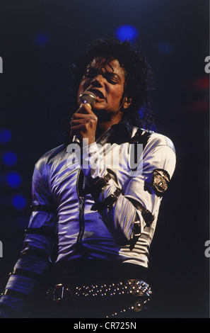 Jackson, Michael, 29.8.1958 - 25.6.2009, US-amerikanischer Musiker (Sänger), halbe Länge, bei Musikauftritt, Bad World Tour, Olympiastadion, München, Deutschland, 8.7.1988, Stockfoto