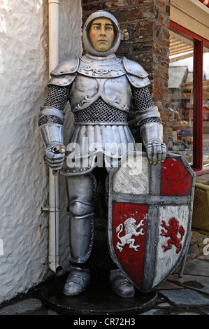 Lebensgroße Figur von König Arthur, die Ritter der Tafelrunde, vor der Merlin Geschenke & Konditorei, Vorderstraße Stockfoto