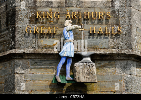 Abbildung über dem Eingang zum König Arthurs Burgsäle, ein Museum für die Geschichte von König Arthur, Vorderstraße, Tintagel, Cornwall Stockfoto