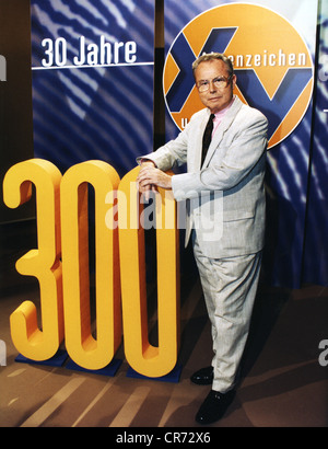 Zimmermann, Eduard, 4.2.1929 - 19.9.2009, deutscher Journalist, TV-Moderator, volle Länge, präsentiert die 300. Folge der TV-Serie "Aktenzeichen XY Unerlöst", Bavaria Film Studios, Juli 1997, Stockfoto