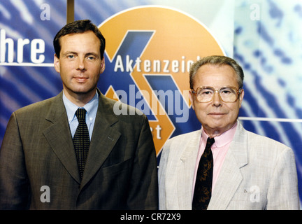 Zimmermann, Eduard, 4.2.1929 - 19.9.2009, deutscher Journalist, TV-Moderator, halbe Länge, mit Dr. Peter Butz, der die 300. Folge der Fernsehserie "Aktenzeichen XY Unerfreulich" (Aktenzeichen XY Ungelöst), Bavaria Film Studios, Juli 1997, vorstellt, Stockfoto