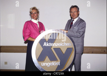 Zimmermann, Eduard, 4.2.1929 - 19.9.2009, deutscher Journalist, TV-Moderator, halbe Länge, mit seiner Tochter Sabine, die die 300. Folge der Fernsehserie "Aktenzeichen XY Unerfreulich" (Aktenzeichen XY Ungelöst), Oktober 1992, vorstellt, Stockfoto