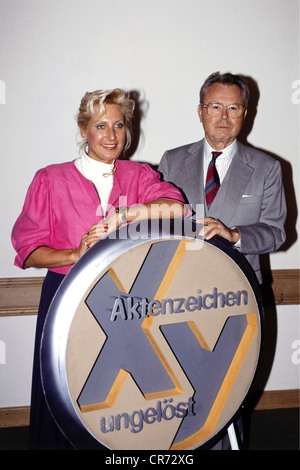 Zimmermann, Eduard, 4.2.1929 - 19.9.2009, deutscher Journalist, TV-Moderator, halbe Länge, mit seiner Tochter Sabine, die die 300. Folge der Fernsehserie "Aktenzeichen XY Unerfreulich" (Aktenzeichen XY Ungelöst), Oktober 1992, vorstellt, Stockfoto
