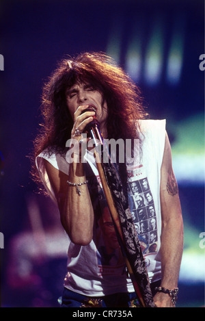 Tyler, Steven, * 26.3.1948, US-Musiker, Leadsänger der Rockband "Aerosmith", halbe Länge, während eines Konzerts in Dortmund, Deutschland, 19.11.1993, Gesang, Stockfoto