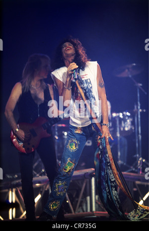 Tyler, Steven, * 26.3.1948, US-Musiker, Leadsänger der Rockband "Aerosmith", halbe Länge, während eines "Aerosmith"-Konzerts in Dortmund, 19.11.1993, Stockfoto