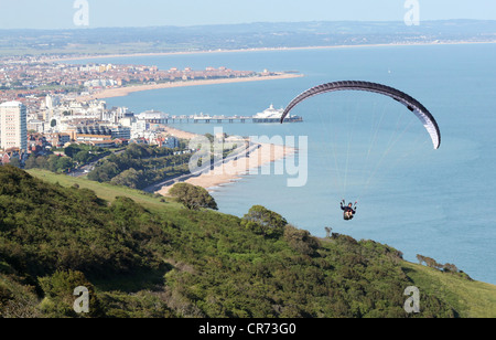 Gleitschirmflieger über Eastbourne. Bild von James Boardman. Stockfoto