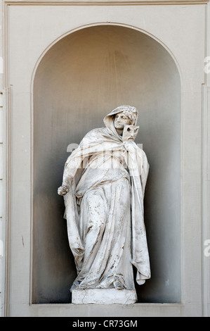 Weibliche Skulptur hält eine Maske in der Hand, neue Schleißheim Palais, Max-Emanuel-Platz Platz 1, Oberschleißheim, Bayern Stockfoto