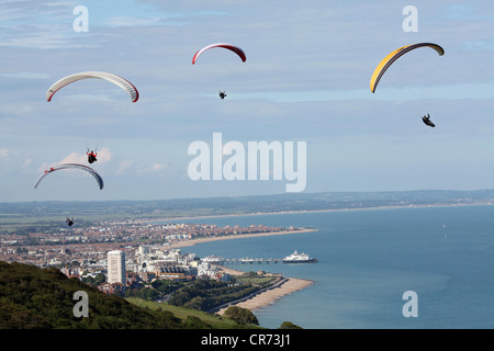 Gleitschirmflieger über Eastbourne. Bild von James Boardman. Stockfoto