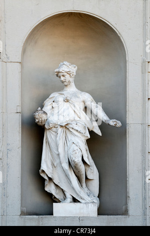 Weibliche Skulptur hält die Büchse der Pandora in seiner Hand, neue Schleißheim Palais, Max-Emanuel-Platz-Platz 1, Oberschleißheim Stockfoto