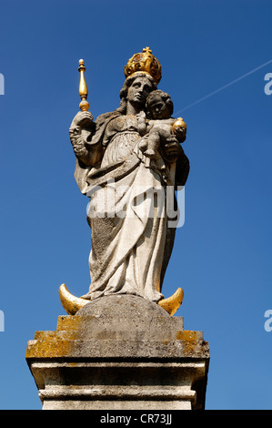 Statue der Jungfrau Maria vor einem blauen Himmel im Schlosshof, Old Schleißheim Palace, 1617-1623 Stockfoto