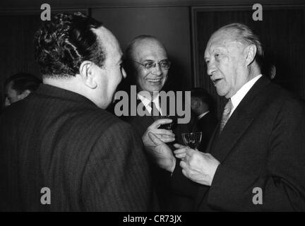 Adenauer, Konrad, 5.1.1876 - 19.4.1967, deutscher Politiker (CDU), Bundeskanzler 15.9.1949 - 16.10.1963, mit Bundesfinanzminister Franz Etzel, CDU-Nationalkonvent Karlsruhe, 26.- 29.4.1960, Stockfoto