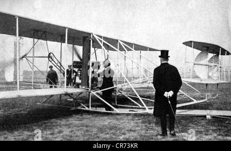 Wright, Orville, 19.8.1871 - 30.1.1948, amerikanischer Luftfahrtpionier, der sein Flugzeug vorbereitet hat, Tempelhof, Berlin, September 1909, Stockfoto