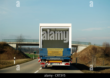 Transporter mit einer Fertiggarage auf der Autobahn, Endingen, Baden-Württemberg, Deutschland, Europa Stockfoto