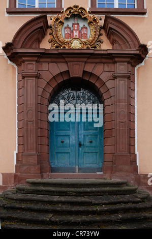 Portal, Bildungshaus Altbau des Klosters Kloster Sankt Ulrich mit Wappen von St. Ulrich, Ettenheim Stockfoto