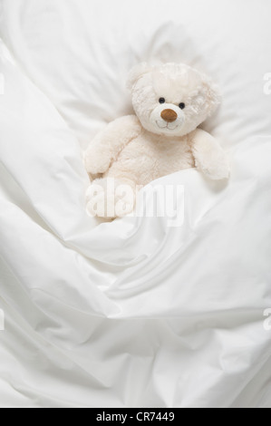 Teddybär auf Bett Stockfoto