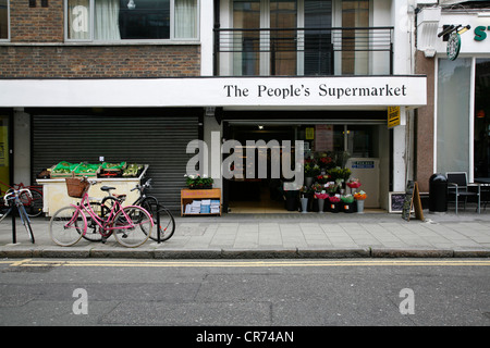 Die Menschen Supermarkt auf Lämmer Conduit Street, Bloomsbury, London, UK Stockfoto