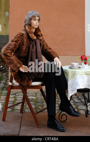 Weibliche Schaufensterpuppe an einem Tisch vor einem Café, Staufen, Baden-Württemberg, Deutschland, Europa Stockfoto