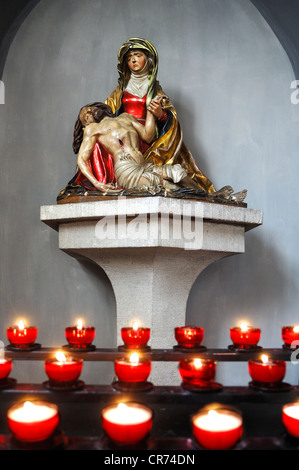 Pieta, Madonna mit Christus und votive Kerzen vor, Kirche St. Martin, Kirchstraße, Staufen, Baden-Württemberg Stockfoto