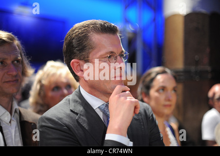 Guttenberg, Karl-Theodor Freiherr von und zu, * 5.12.1971, deutscher Politiker (CSU), halbe Länge, Wirtschaftsminister zu Guttenberg besucht das "Weisse Braeuhaus", München, 27.7.2009, Stockfoto