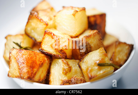 Seite Bestellung Schüssel Bratkartoffeln, chips Platz mit Kräutern Stockfoto