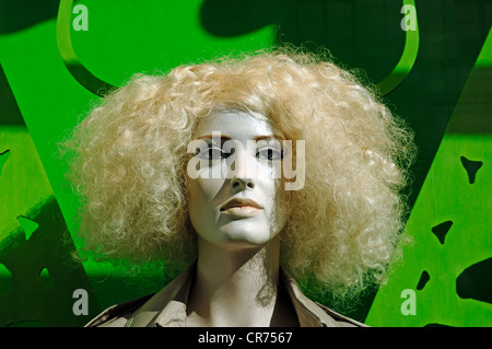 Weibliche Schaufensterpuppe mit blonden Haaren in einem Mode Shop, Erlangen, Middle Franconia, Bayern, Deutschland, Europa Stockfoto
