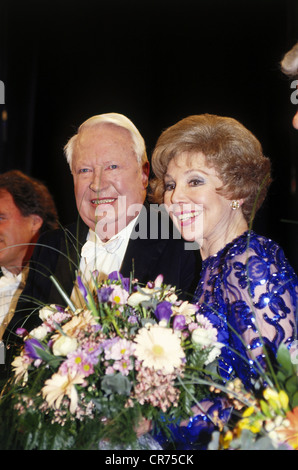 Rothenberger, Anneliese, 19.6.1926 - 24.5.2010, deutsche Opernsängerin (Sopran), halbe Länge, mit dem britischen Politiker Sir Edward Heath, während einer Benefizveranstaltung im Nationaltheater, München, Deutschland, Februar 1994, Stockfoto