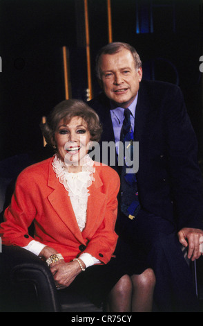 Rothenberger, Anneliese, 19.6.1926 - 24.5.2010, deutsche Opernsängerin (Sopran), halbe Länge, in der deutschen Talkshow 'Showgeschichte', März 1991, mit dem TV-Moderator Gerhard Schmitt-Thiel, Stockfoto