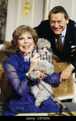 Rothenberger, Anneliese, 19.6.1926 - 24.5.2010, deutsche Opernsängerin (Sopran), halbe Länge, April 1987, mit ihrem Mann Gerd Wendelin Dieberitz und Pudel Darko, Stockfoto