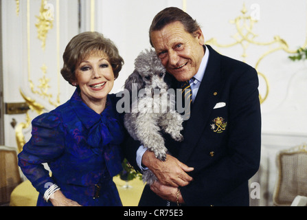 Rothenberger, Anneliese, 19.6.1926 - 24.5.2010, deutsche Opernsängerin (Sopran), halbe Länge, April 1987, mit ihrem Mann Gerd Wendelin Dieberitz und Pudel Darko, Stockfoto