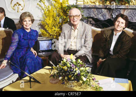 Rothenberger, Anneliese, 19.6.1926 - 24.5.2010, deutsche Opernsängerin (Sopran), halbe Länge, April 1987, mit Graf Lennart Bernadotte und seiner Frau Sonja, in einer deutschen Fernsehshow, Stockfoto