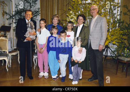 Rothenberger, Anneliese, 19.6.1926 - 24.5.2010, deutsche Opernsängerin (Sopran), Gruppenbild, mit ihrem Mann Gerd Wendelin Dieberitz, Graf Lennart Bernadotte und seiner Frau Sonja sowie ihren Kindern, in einer deutschen Fernsehshow, April 1987, Stockfoto