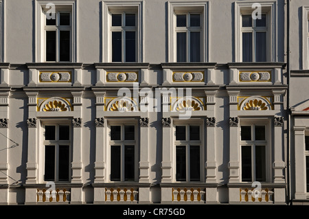 Dekorative Stadthaus Fassade aus dem 19. Jahrhundert, Mecklenburgstrasse 14, Schwerin, Mecklenburg-Vorpommern Stockfoto