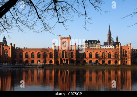 Gesamtansicht des ehemaligen Zeughauses, gebaut im Tudor-Stil von 1840-1844, Pfaffenteich Teich vor, Alexandrinenstrasse 1 Stockfoto