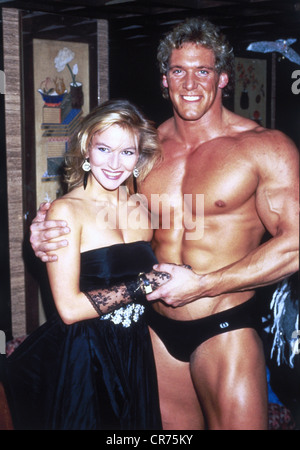 Moeller, Ralf, * 12.1.1959, deutscher Bodybuilder, Schauspieler, halbe Länge, mit seiner Frau Annette, Kitzbühel, Österreich, 1985, Stockfoto