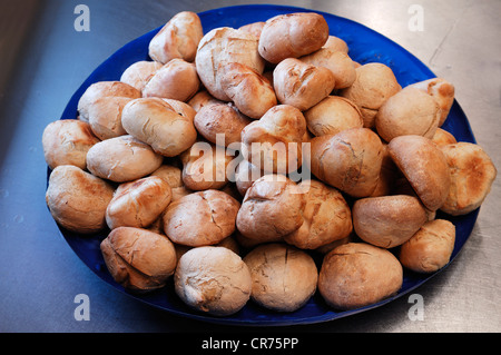 Frisch gebackene Brötchen in einer blauen Schüssel Stockfoto