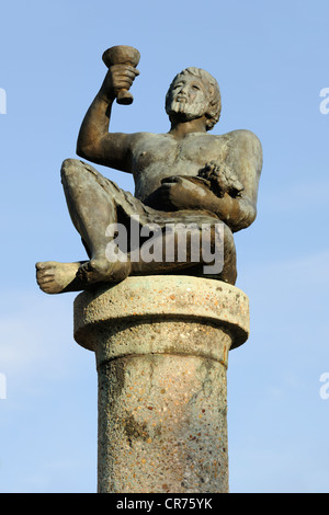 Bacchus, der Gott des Weines, Säule des Brunnens an der Kelter Fellbach Kelter, Fellbach bei Stuttgart, Baden-Württemberg Stockfoto