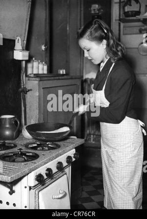 Aubry, Cecile, 3.8.1928 - 19.7.2010, französische Schauspielerin, Autorin, halbe Länge, Krepes, 30.01.1950, Stockfoto