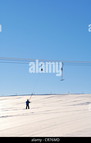 Kleiner Junge geschleppt von einem Schlepplift Skilift, Schwarzwald, Baden-Württemberg, Deutschland, Europa Stockfoto