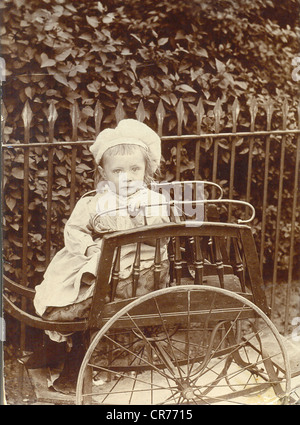 Porträt von Baby im Kinderwagen Stockfoto