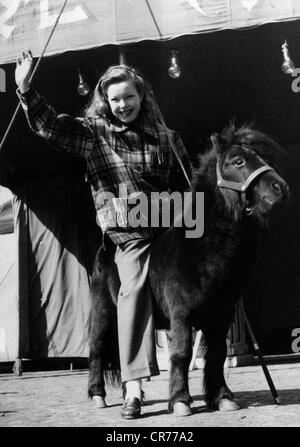 Aubry, Cecile, 3.8.1928 - 19.7.2010, französische Schauspielerin, Regisseurin und Autorin/Schriftstellerin, halbe Länge, 1950, Stockfoto