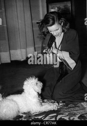 Aubry, Cecile, 3.8.1928 - 19.7.2010, französische Schauspielerin, Regisseurin und Autorin/Schriftstellerin, halbe Länge, Filmaufnahme ihres Hundes, ca. 1950, Stockfoto