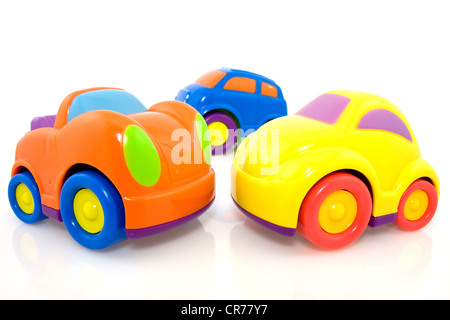 lebendige bunte Autos mit Reflektion auf weißem Hintergrund Stockfoto
