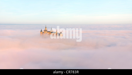 Burg Hohenzollern Burg im Morgennebel Licht, am frühen Morgen, Schwäbische Alb, Baden-Württemberg, Deutschland, Europa Stockfoto