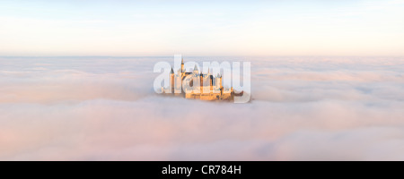 Burg Hohenzollern-Schloss im Morgenlicht, Nebel, sch.ools.it Alb, Schwäbische Alb, Baden-Württemberg, Deutschland, Europa Stockfoto