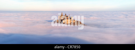 Burg Hohenzollern-Schloss im Morgenlicht, Nebel, mit herbstlichen Wald, sch.ools.it Alb, Schwäbische Alb, Baden-Württemberg Stockfoto