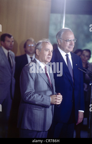 Mikhail Gorbatschow, * 2.3.1931, Sowjetrepolitiker (KPdSU), halb so lange, während eines Staatsbesuchs in Deutschland, mit dem deutschen Bundeskanzler Helmut Kohl, Bonn, 1991, Stockfoto